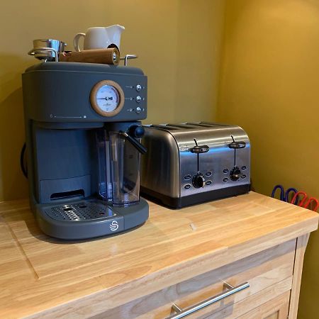 Min-Y-Fford Sleeps 6 Plus Pet ニューポート エクステリア 写真