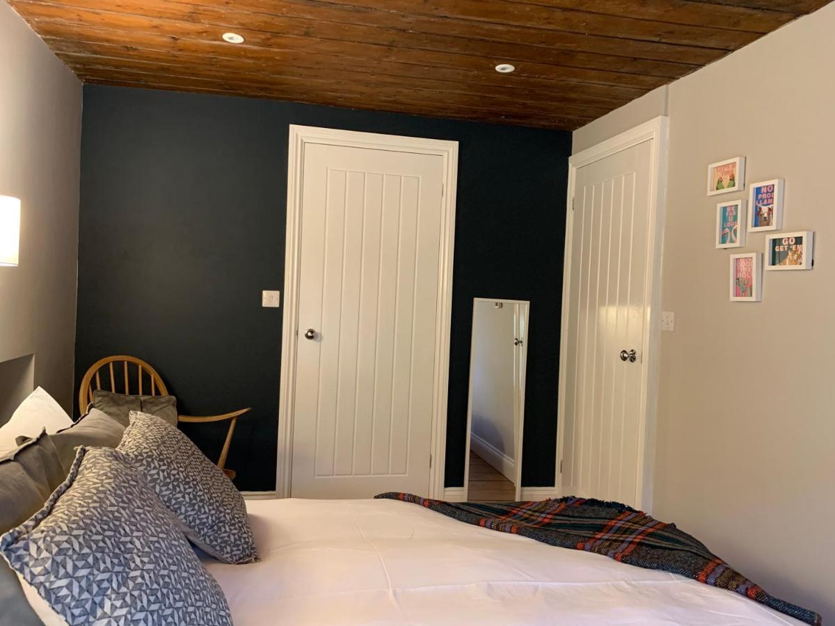 Min-Y-Fford Sleeps 6 Plus Pet ニューポート エクステリア 写真