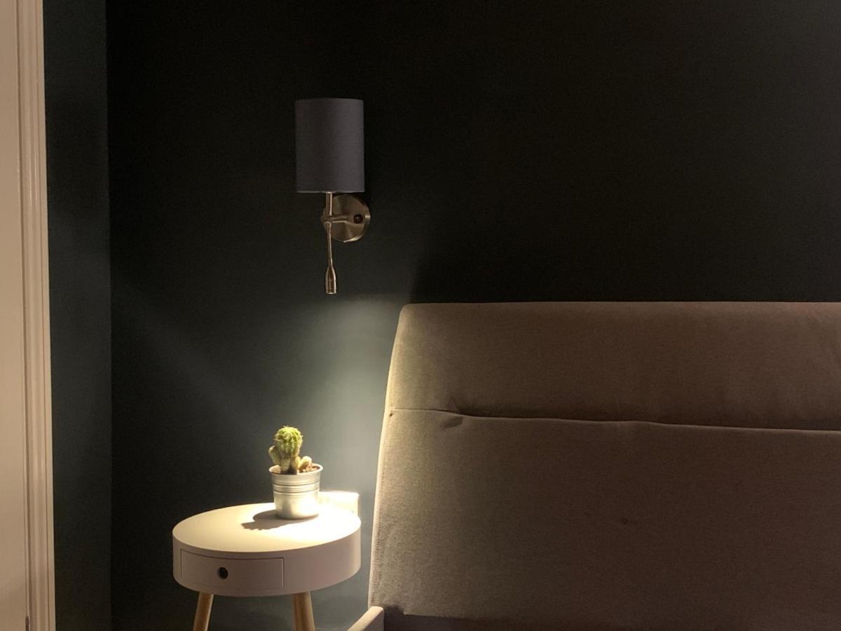 Min-Y-Fford Sleeps 6 Plus Pet ニューポート エクステリア 写真